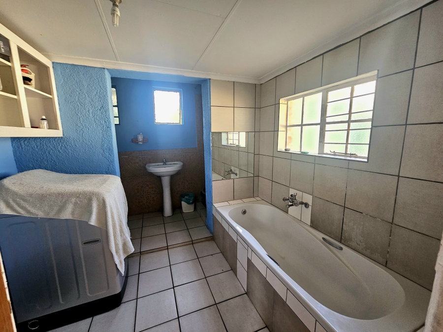 6 Bedroom Property for Sale in Dassie Rand North West